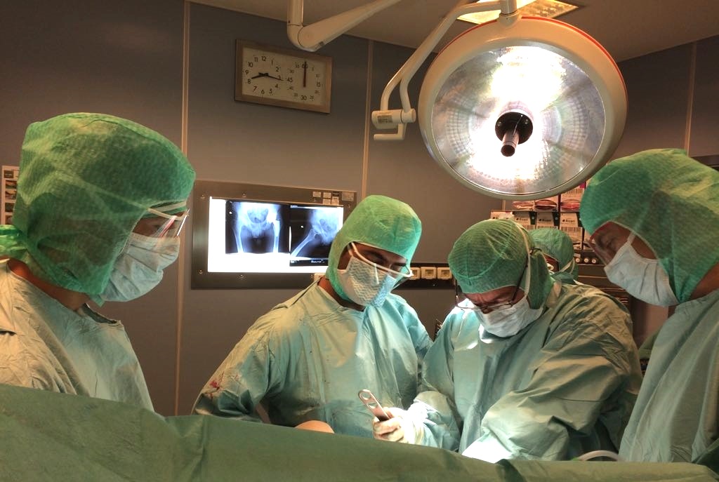 Dr. Pignatti and his équipe in the operating room of the Rizzoli-Sicilia Department